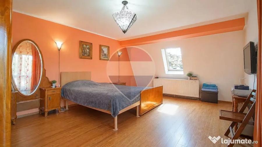 Casă cu 7 camere cu Teren 519 Mp în Cristian