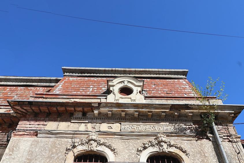 Casă cu 10 camere cu Teren 362 Mp în P-ța Romană