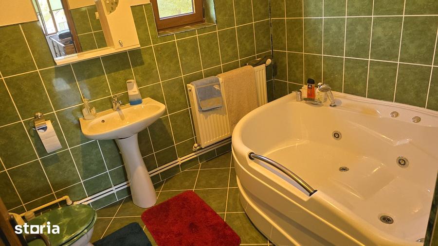 Casă cu 5 camere cu Teren 1054 Mp în Zăvoi