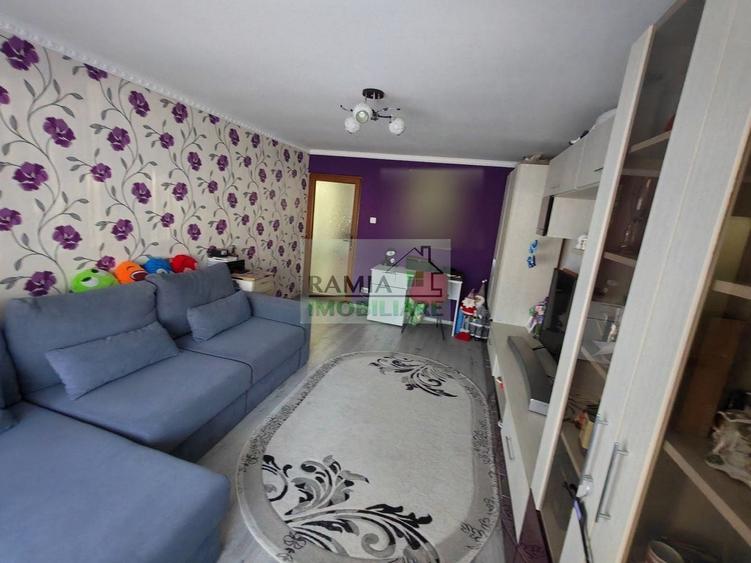 Apartament cu 3 camere decomandat, mobilat în Triaj