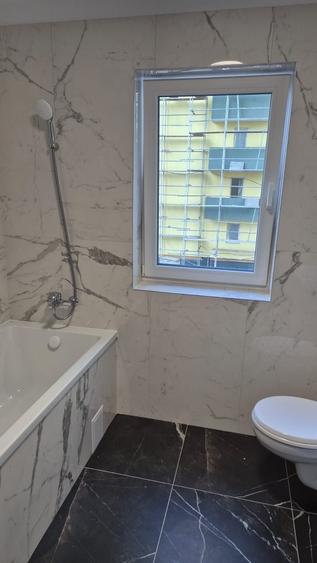 Apartament cu 3 camere decomandat în Tractorul