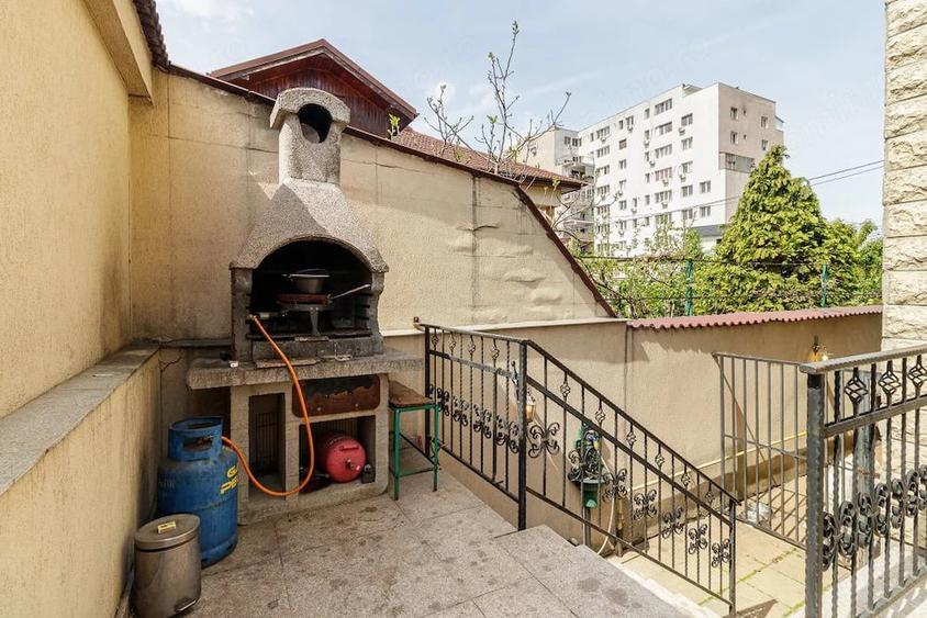 Casă cu 7 camere cu Teren 300 Mp în Colentina