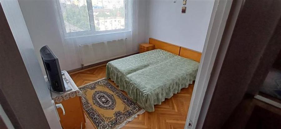 Apartament cu 3 camere decomandat, mobilat în Alexandru cel Bun