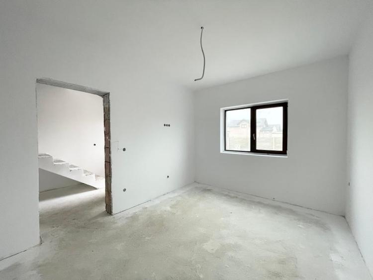 Duplex cu 4 camere cu Canalizare în Moșnița Veche