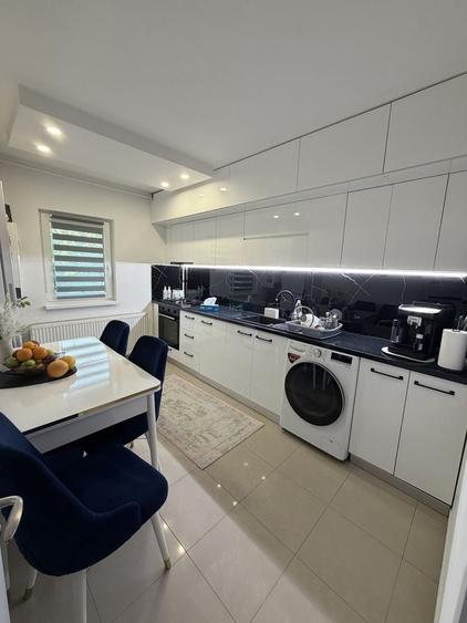 Apartament cu 3 camere decomandat în Coman