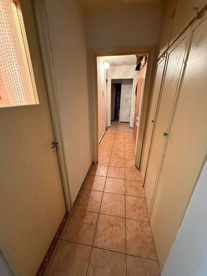 Apartament cu 3 camere semidecomandat în Rovine