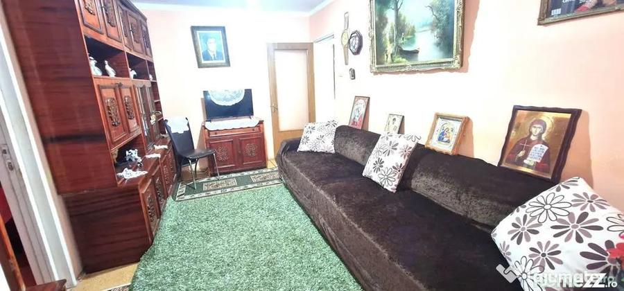 Apartament cu 3 camere semidecomandat în Km 4