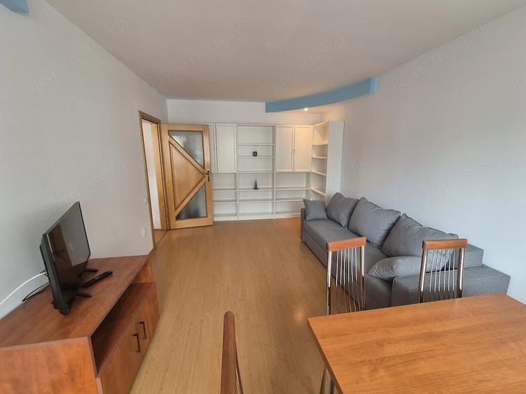 Apartament cu 3 camere semidecomandat în Centrul Civic