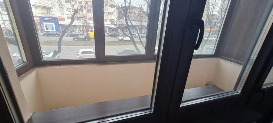 Apartament cu 3 camere semidecomandat în Cetate
