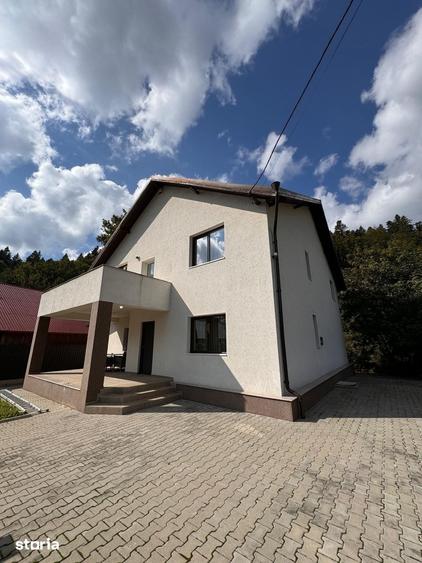Casă cu 7 camere cu Teren 526 Mp în Măneciu