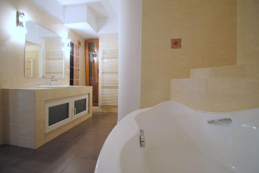 Casă individuală cu 4 camere cu Canalizare în Torontalului