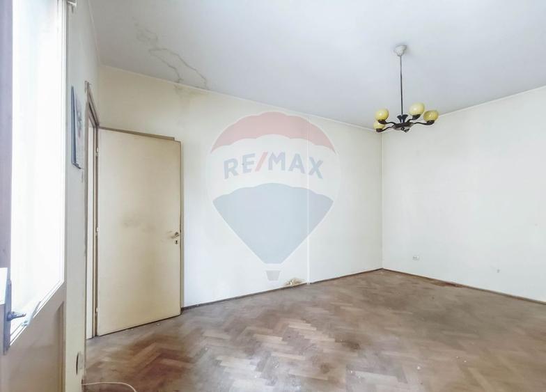 Apartament cu 3 camere semidecomandat în Magheru