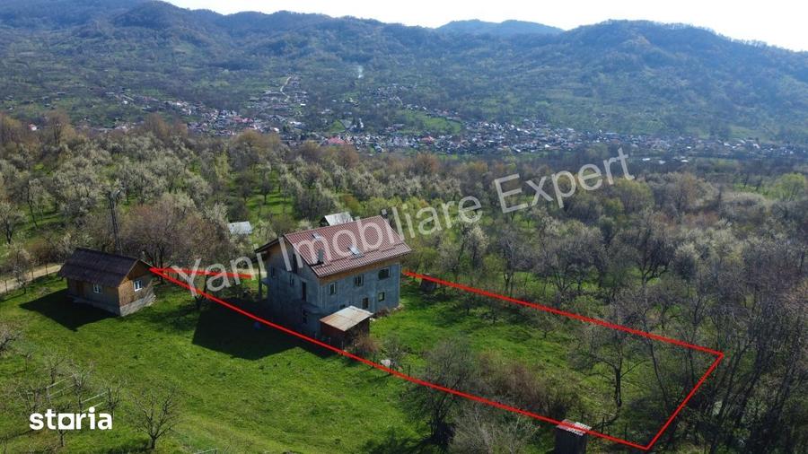 Casă cu 6 camere cu Teren 1175 Mp în Corbi
