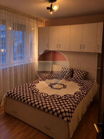 Apartament cu 3 camere semidecomandat, mobilat în Rogerius