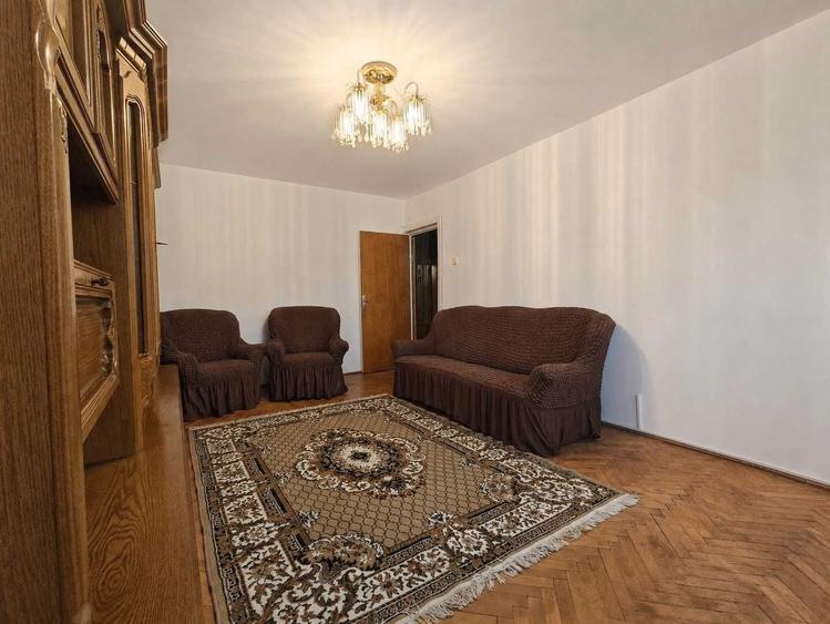 Apartament cu 3 camere decomandat în Girocului