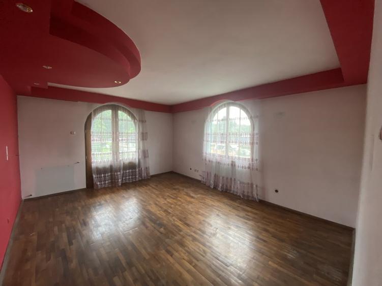 Casă individuală cu 5 camere cu Teren 1381 Mp în Costești