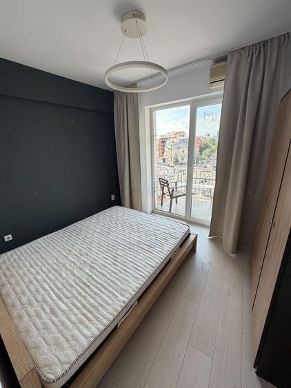 Apartament cu 3 camere semidecomandat în P-ța Romană