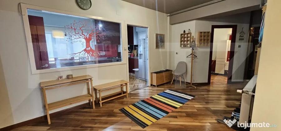 Apartament cu 4 camere semidecomandat, mobilat în Central