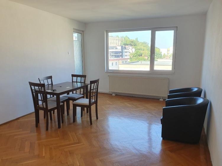 Apartament cu 3 camere decomandat, mobilat în Central