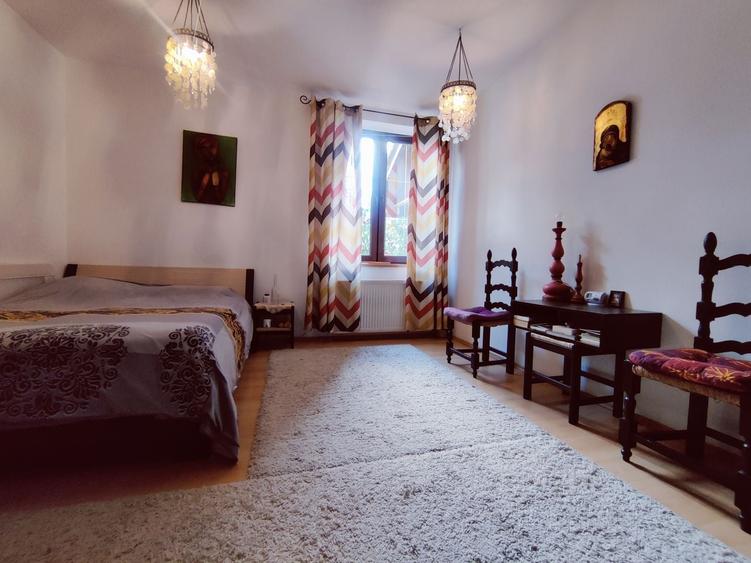 Casă individuală cu 7 camere cu Canalizare în Ghiroda