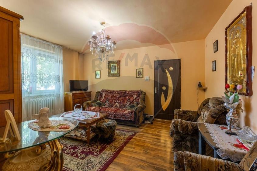 Apartament cu 3 camere semidecomandat, mobilat în P-ța Gării