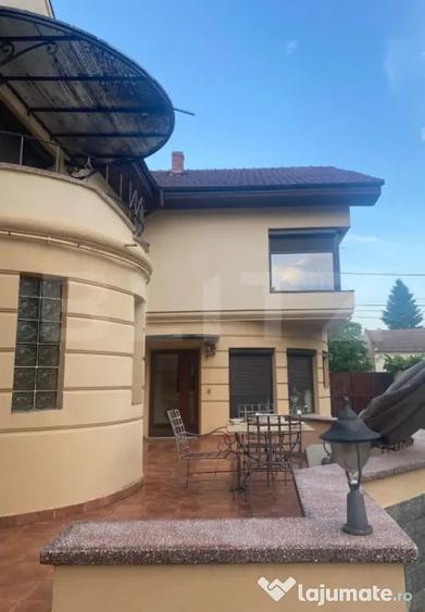 Casă cu 7 camere cu Teren 985 Mp în Central