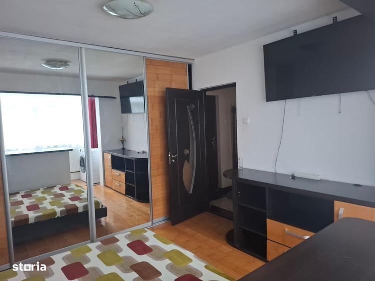 Apartament cu 3 camere semidecomandat în Podul de Piatră
