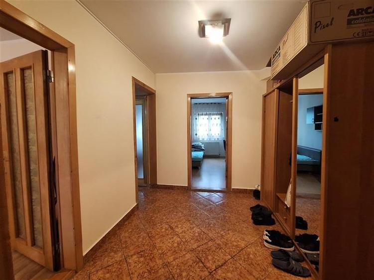 Apartament cu 3 camere decomandat, mobilat în 9 Mai