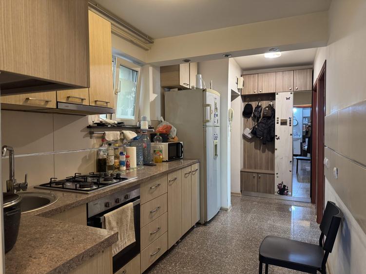 Apartament cu 3 camere semidecomandat în Central