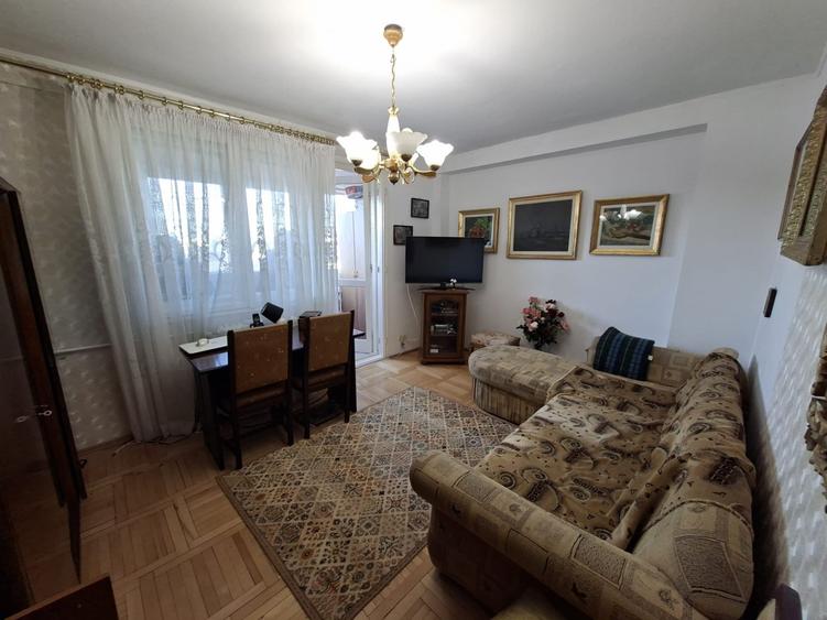 Apartament cu 3 camere semidecomandat în Baba Novac