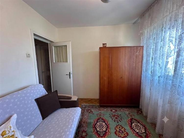 Apartament cu 3 camere semidecomandat în Podu Roș