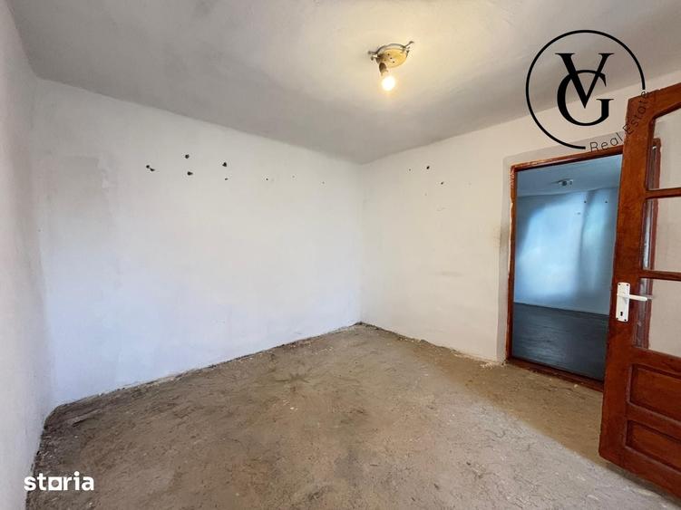 Casă cu 3 camere semidecomandat cu Teren 387 Mp în Lumina
