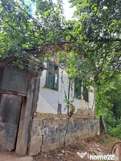 Casă cu 4 camere cu Teren 2800 Mp în Laz