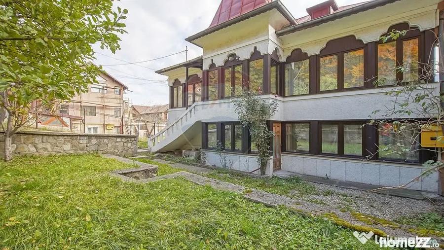 Casă cu 8 camere cu Teren 485 Mp în Central