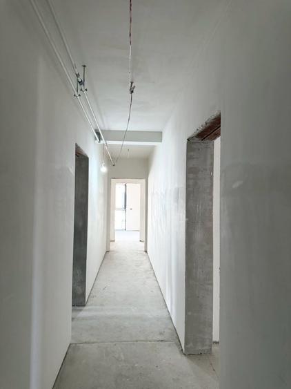 Apartament cu 3 camere decomandat în Plopi