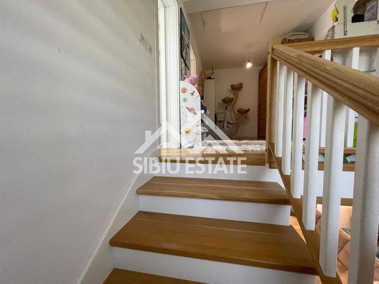Duplex cu 5 camere cu Canalizare în Cristian