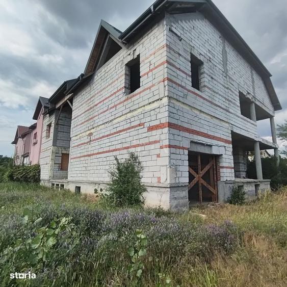 Casă cu 4 camere în Olteni