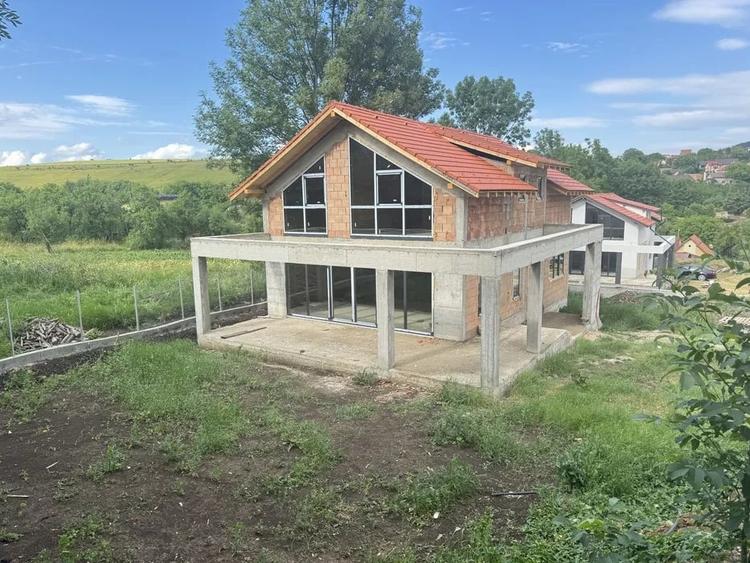 Casă individuală cu 5 camere cu Canalizare în Sălicea
