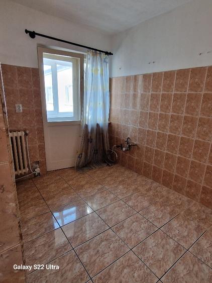Apartament cu 4 camere semidecomandat în Central