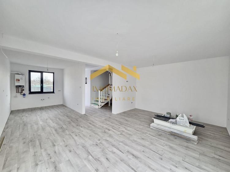 Duplex cu 4 camere cu Canalizare în Utvin
