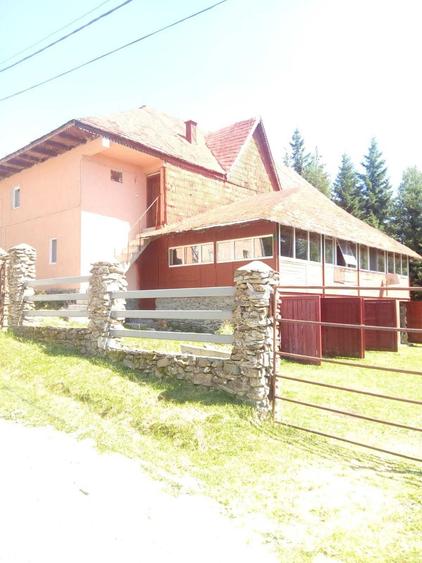 Casă cu 4 camere în Rânca