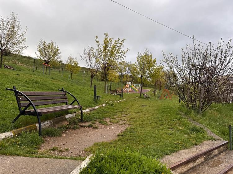 Apartament cu 2 camere semidecomandat, mobilat în Codlea