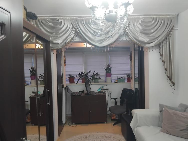 Apartament cu 3 camere decomandat, mobilat în Dacia