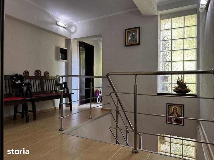 Casă cu 5 camere cu Teren 1286 Mp în Măneciu