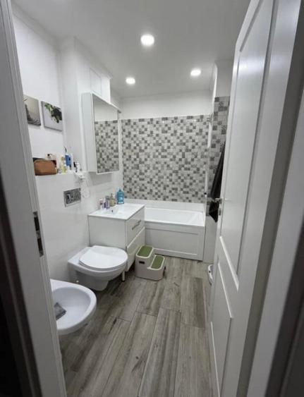 Apartament de vanzare Decomandat ,3 camere 65 mp , zona Mar - 8