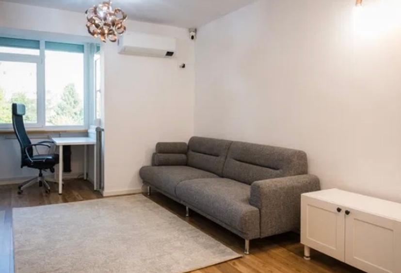 Apartament cu 3 camere semidecomandat, mobilat în Costin Georgian