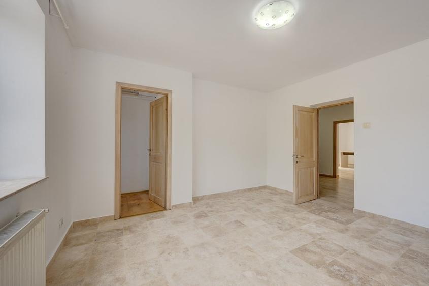 Apartament cu 3 camere decomandat, mobilat în Drumul Sării