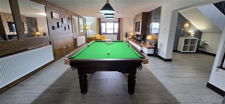 Casă individuală cu 8 camere cu Piscina în 1 Decembrie