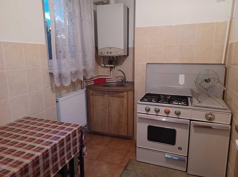 Casă cu 2 camere decomandat în Central