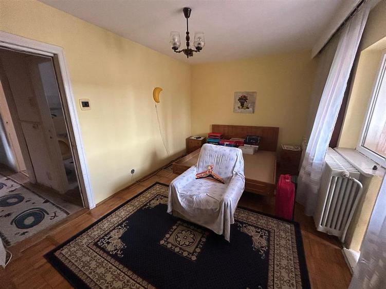 Apartament cu 4 camere decomandat în Central